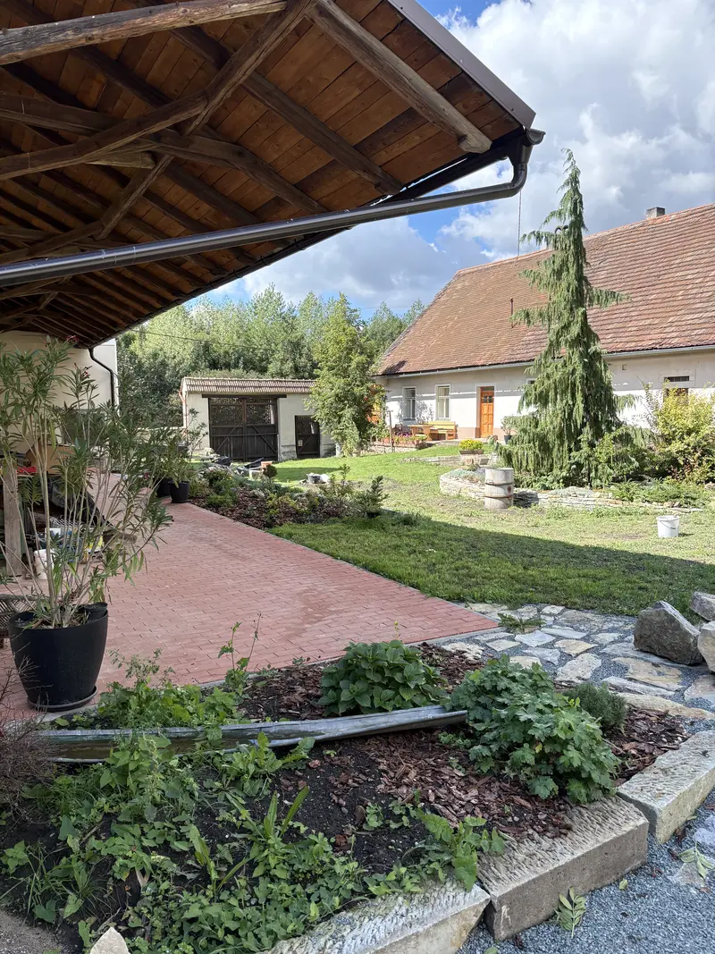 Výhled ze zastřešeného posezení na dvůr