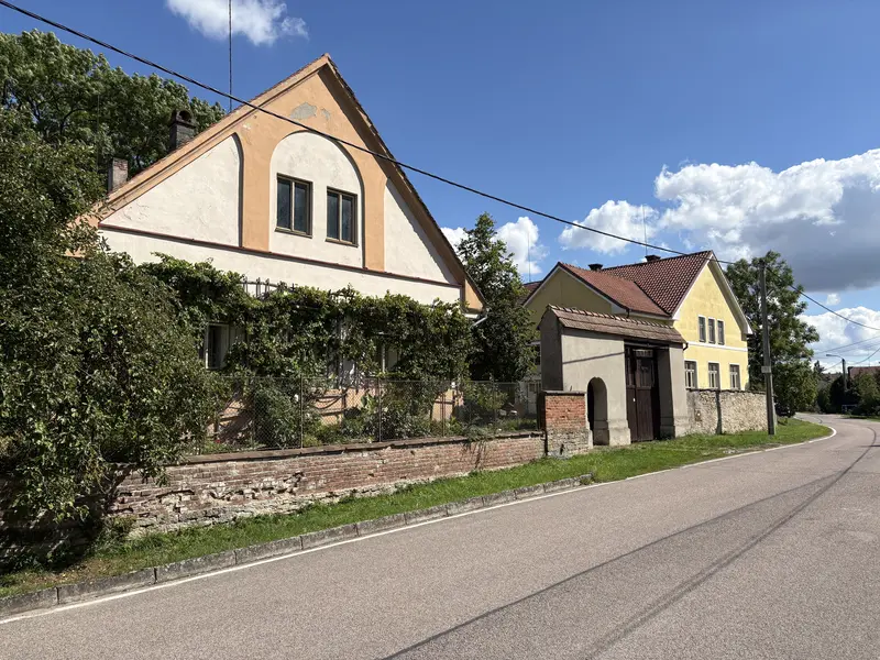 Statek Mokré z ulice se štítem porostlým zelení