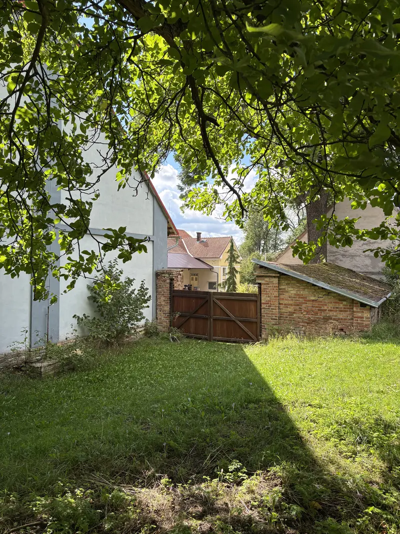 Zahrada s dřevěnými vraty